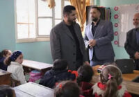 بطلب من محافظ إدلب.. عامل يقص شريط افتتاح مدرسة في سوريا
