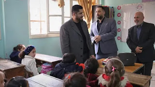 بطلب من محافظ إدلب.. عامل يقص شريط افتتاح مدرسة في سوريا