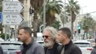 جيفري إبستين حيّ ويتجوّل بشوارع تل أبيب.. ما حقيقة الصورة المتداولة؟