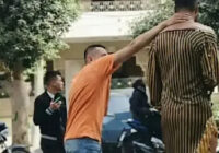أجبر على ارتداء أزياء نسائية.. إذلال شاب في قرية مصرية يشعل غضبًا