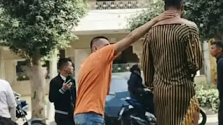 أجبر على ارتداء أزياء نسائية.. إذلال شاب في قرية مصرية يشعل غضبًا