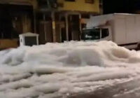 ملأت شوارع حيٍّ بالدار البيضاء.. رغوة بيضاء بكميات كبيرة تثير تساؤلات المغاربة