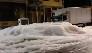 ملأت شوارع حيٍّ بالدار البيضاء.. رغوة بيضاء بكميات كبيرة تثير تساؤلات المغاربة