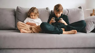 جدل في بريطانيا.. توصية بعدم شراء هواتف ذكية للأطفال دون 11 عامًا