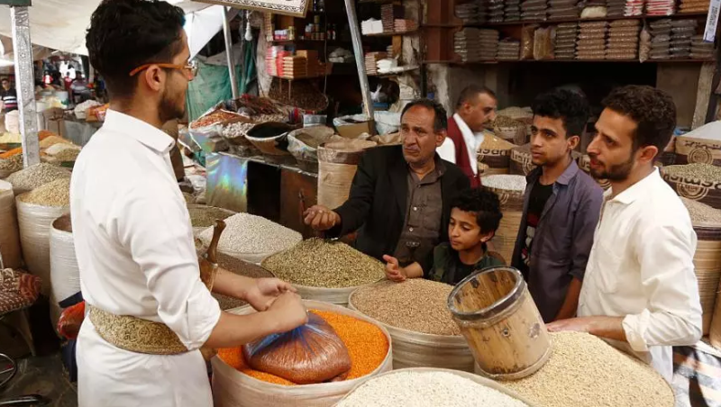 بسبب تراجع الإيرادات.. أزمة الرواتب تفاقم أوضاع موظفي الحكومة اليمنية