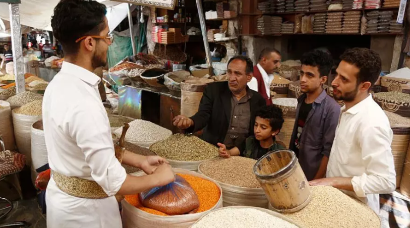 بسبب تراجع الإيرادات.. أزمة الرواتب تفاقم أوضاع موظفي الحكومة اليمنية